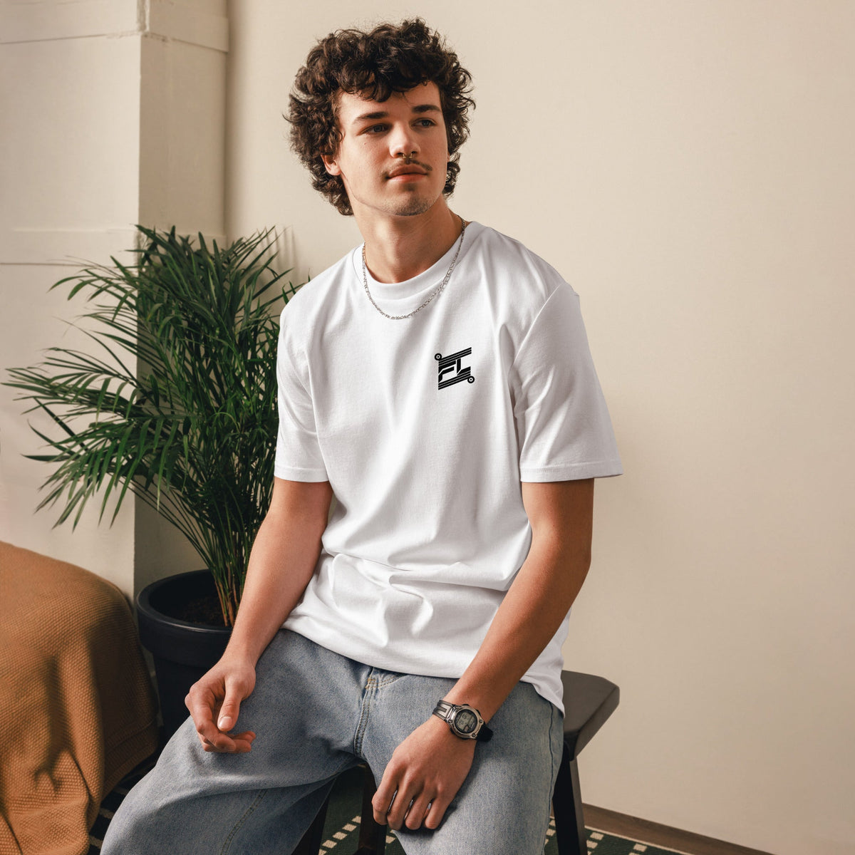 T-shirt lifestyle homme blanc manches courtes avec petit motif noir sur la poitrine en coton