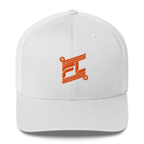 BILLIE trucker cap blanc ton sur ton, mockup face avant, logo orange brodé, fond blanc
