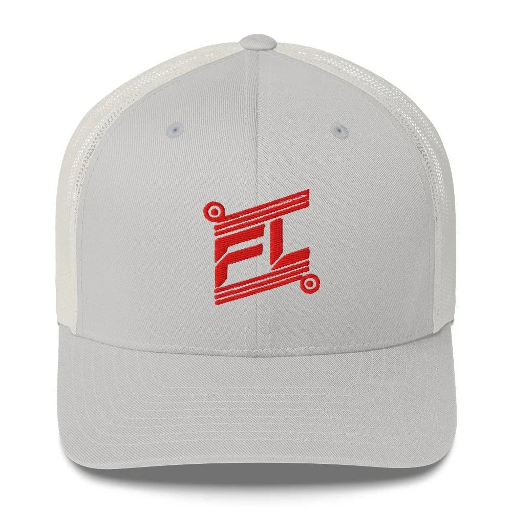 BILLIE trucker cap gris clair avec mesh blanc cassé, mockup face avant, logo rouge brodé, fond blanc