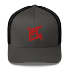 BILLIE trucker cap gris foncé avec mesh noir, mockup face avant, logo rouge brodé, fond blanc
