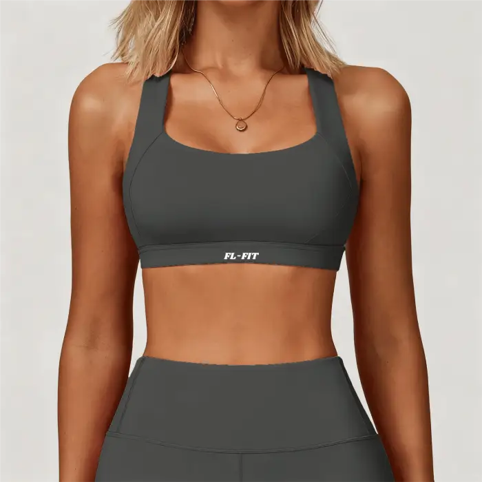Femme portant une Brassière gainant gris anthracite FL-FIT pour femme fitness