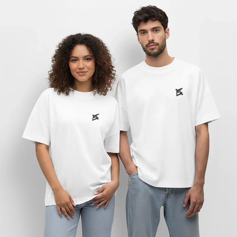 Couple portant un t-shirt blanc sweat together de la marque FL-FIT avec le logo noir FL 
