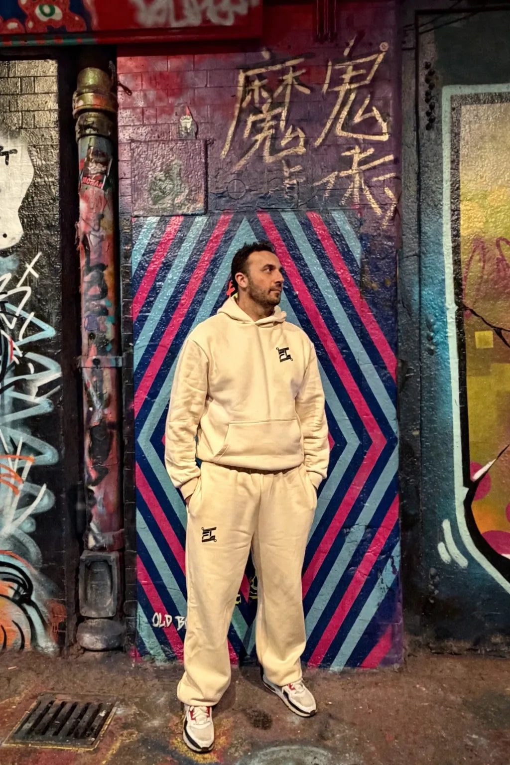 Homme portant un ensemble Oversize Fluffy Beige avec logo FL noir floqué un tissu épais qui tient chaud 