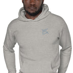 FL-FIT Ignite hoodie M2580 gris clair, mockup zoomed-in torse, logo gris brodé, fond blanc
