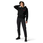FL-FIT Hoodie unisexe bleu marine foncé, mockup femme face avant, logo FL rose brodé poitrine, fond blanc