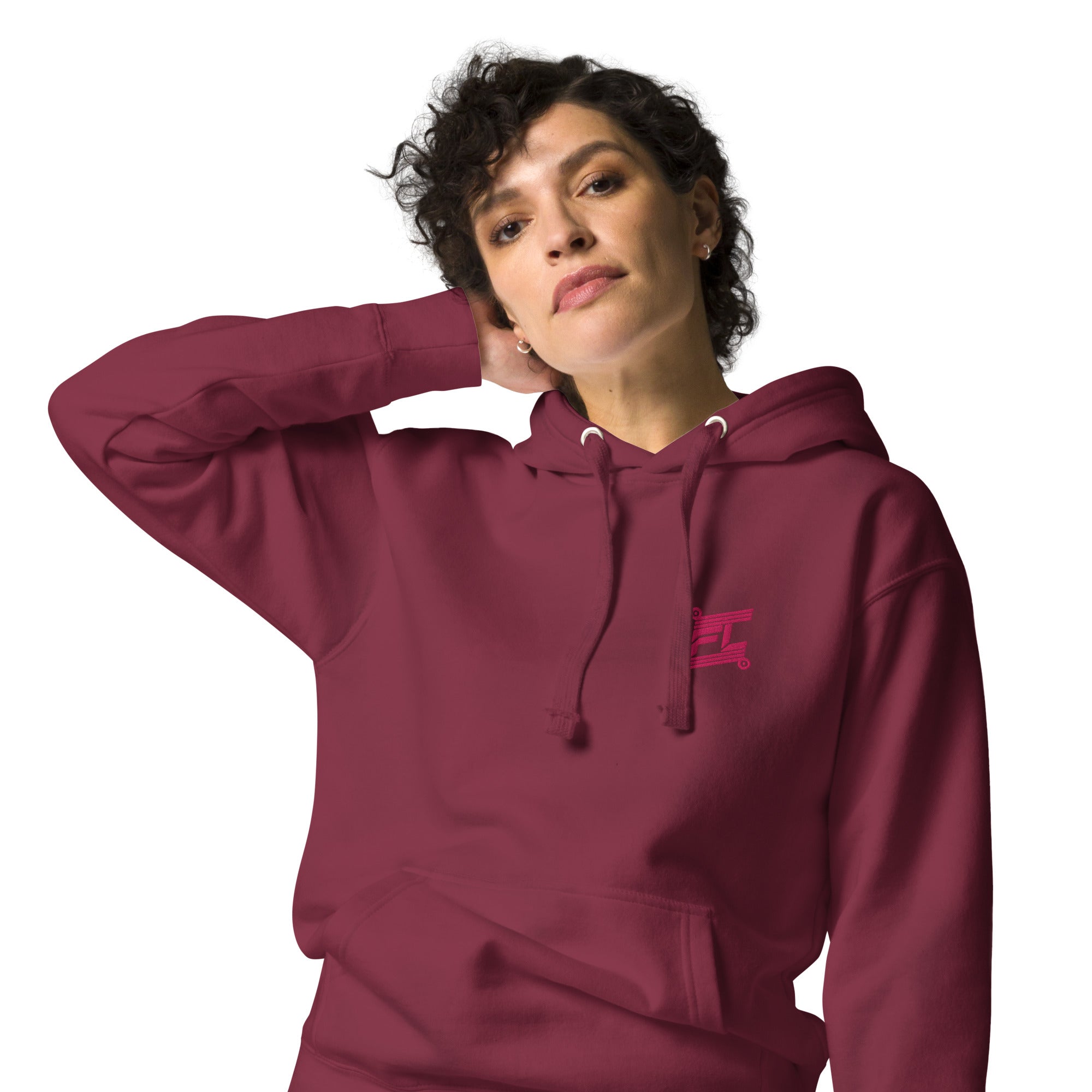 FL-FIT Hoodie unisexe bordeaux, mockup femme zoomé sur capuche et épaule, logo FL rose brodé poitrine, fond blanc
