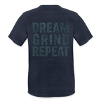 T-shirt respirant homme bleu marine foncé porté mannequin vue de face, col rond, coupe classique, design minimaliste sans logo visible, fond blanc