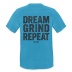 T-shirt respirant homme bleu saphir porté mannequin vue de face, col rond, coupe classique, texte graphique "DREAM GRIND REPEAT FL-FIT" imprimé sur la poitrine, fond blanc