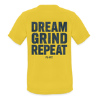 T-shirt respirant homme jaune soleil porté mannequin vue de face, col rond, coupe classique, graphique "DREAM GRIND REPEAT FL-FIT" imprimé sur la poitrine, fond blanc