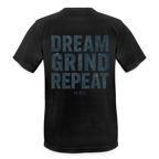 T-shirt respirant homme noir porté mannequin vue de face, col rond, coupe classique, graphique "DREAM GRIND REPEAT FL-FIT" imprimé sur la poitrine, fond blanc