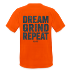 T-shirt respirant homme orange néon porté mannequin vue de face, col rond, coupe classique, graphique "DREAM GRIND REPEAT FL-FIT" imprimé sur la poitrine, fond blanc