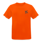 T-shirt respirant homme orange néon porté mannequin vue de face, col rond, coupe classique, graphique "DREAM GRIND REPEAT FL-FIT" imprimé sur la poitrine, fond blanc
