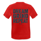 T-shirt respirant homme rouge vue de dos à plat, col rond, graphique "DREAM GRIND REPEAT FL-FIT" imprimé sur la poitrine, fond blanc
