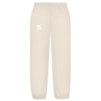 Face avant d'un pantalon fluffy de couleur beige avec logo FL blanc