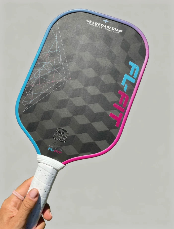 Dominez le terrain avec la FL-FIT Gearfoam Max. Surface carbone 3D 18K, noyau EPP 14mm, construction Unibody. Certifiée USA Pickleball. Pré-commande disponible