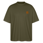 Face avant d'un t-shirt oversize couleur kakiavec le logo orange brodé pour un look décontracté  