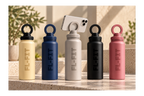 Collection de cinq gourdes isothermes FL-FIT 1L en acier inoxydable, crème, bleu marine, gris, noir et rose, avec support téléphone magnétique intégré.