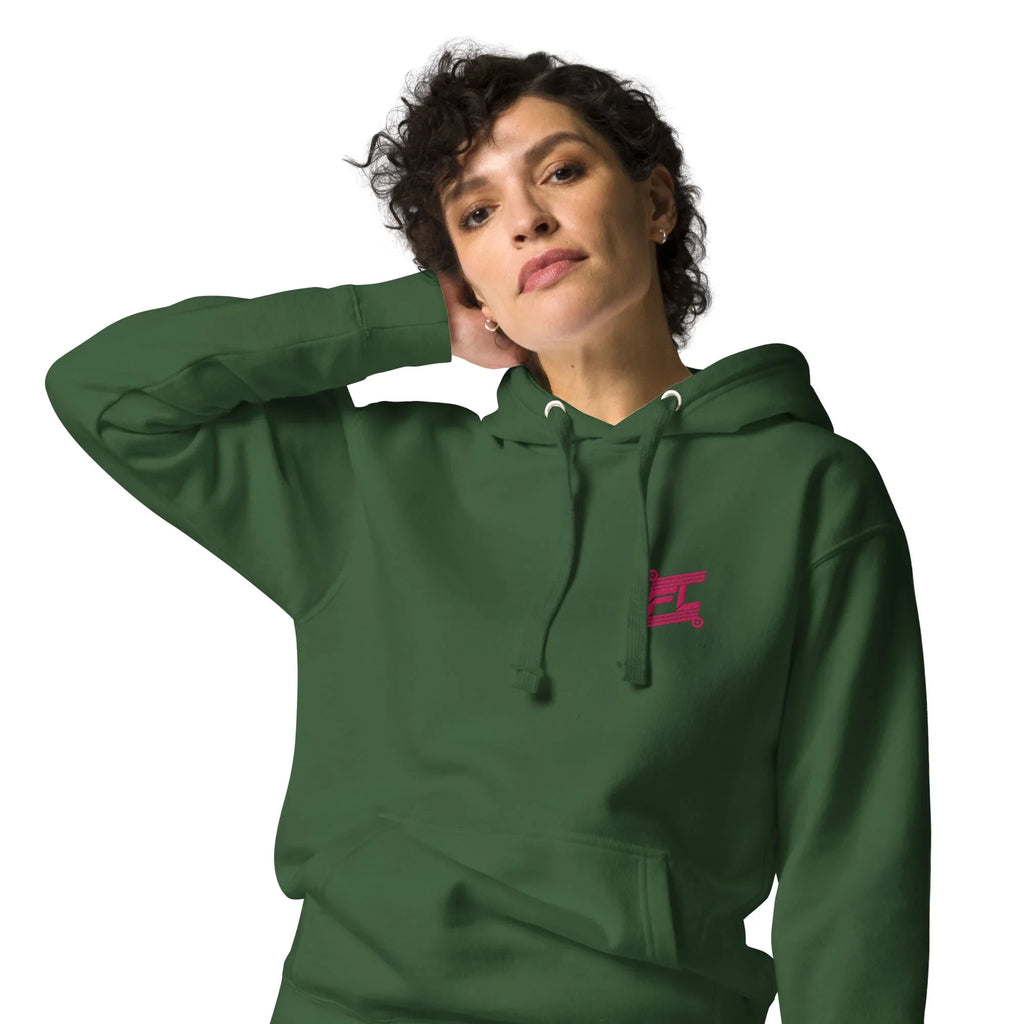 FL-FIT Hoodie unisexe vert forêt, mockup femme zoomé sur capuche et épaule, logo FL rose brodé poitrine, fond blanc
