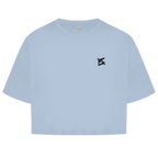 Face avant du crop top en coton pour femme de couleur bleu clair avec le logo noir FL-Fit sur la poitrine.