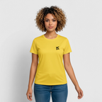 Femme portant un t-shirt respirant couleur jaune avec logo FL noir sur la poitrine coté gauche
