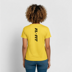 Dos d'une femme portant un t-shirt respirant couleur jaune avec noté dans le dos FL-FIT en noir