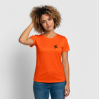 Femme portant un t-shirt respirant couleur orange avec logo FL noir sur la poitrine coté gauche
