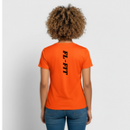 Dos d'une femme portant un t-shirt respirant couleur orange avec noté dans le dos FL-FIT en noir