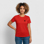 Femme portant un t-shirt respirant couleur rouge avec logo FL noir sur la poitrine coté gauche