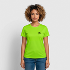 Femme portant un t-shirt respirant couleur vert néon avec logo FL noir sur la poitrine coté gauche