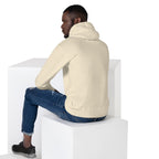 Vue de dos d'un homme portant le Hoodie Ignite couleur crème de FL-Fit, assis sur des cubes blancs.