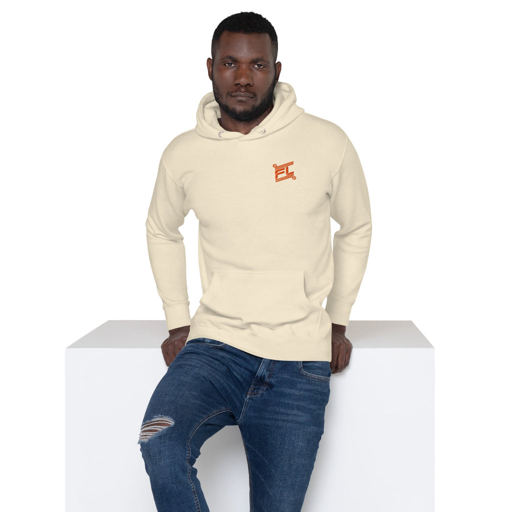 Homme de face portant le Hoodie Ignite crème avec logo FL-Fit orange brodé sur la poitrine, assis sur un bloc blanc.