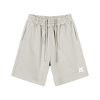 Short lifestyle gris clair FL-FIT, vêtement polyvalent pour le quotidien et le sport, coupe classique avec poches et logo blanc.