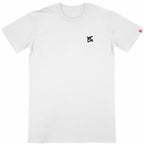 Face avant d'un t-shirt français et fabriqué en france avec un logo floqué noir sur la poitrine et le drapeau français sur la manche gauche 