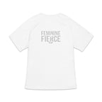 T-shirt de sport blanc à manches courtes pour femme, vu de dos, avec une grande inscription gris clair "FEMININE & FIERCE" centrée à l'arrière, présenté sur fond blanc.