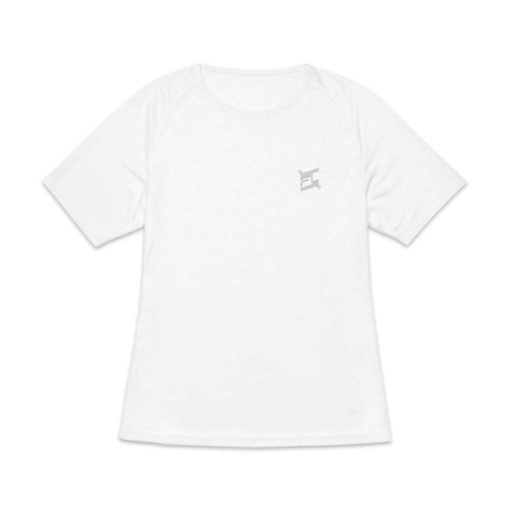 T-shirt de sport blanc à manches courtes pour femme, avec un petit logo gris imprimé sur la poitrine gauche, présenté de face sur fond blanc.