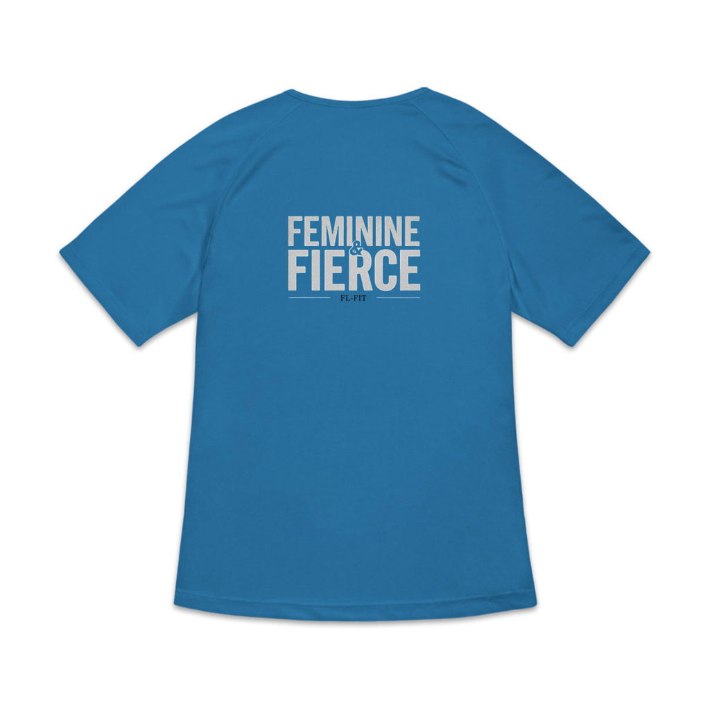 T-shirt de sport bleu à manches courtes pour femme, vu de dos, avec une grande inscription blanche "FEMININE & FIERCE" centrée à l'arrière, présenté sur fond blanc.