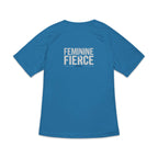 T-shirt de sport bleu à manches courtes pour femme, vu de dos, avec une grande inscription blanche "FEMININE & FIERCE" centrée à l'arrière, présenté sur fond blanc.