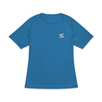 T-shirt de sport bleu à manches courtes pour femme, avec un petit logo blanc imprimé sur la poitrine gauche, présenté de face sur fond blanc.