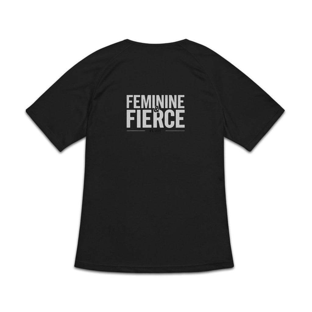 T-shirt de sport noir à manches courtes pour femme, vu de dos, avec une grande inscription gris clair "FEMININE & FIERCE" centrée à l'arrière, présenté sur fond blanc.