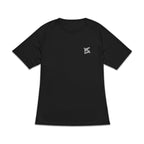 T-shirt de sport noir à manches courtes pour femme, avec un petit logo blanc imprimé sur la poitrine gauche, présenté de face sur fond blanc.