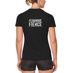 T-shirt de sport noir pour femme avec l'inscription "FEMININE & FIERCE" imprimée en blanc sur le dos.