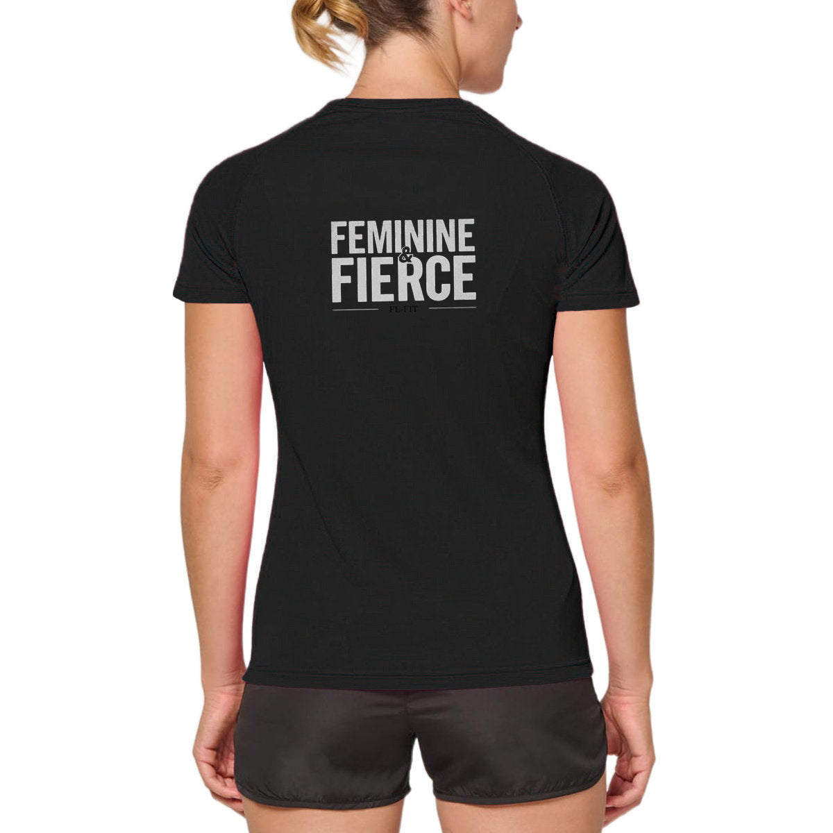 T-shirt de sport noir pour femme avec l'inscription "FEMININE & FIERCE" imprimée en blanc sur le dos.