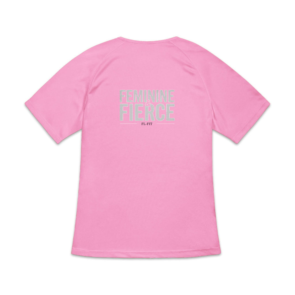 T-shirt de sport rose à manches courtes pour femme, vu de dos, avec une grande inscription vert d'eau "FEMININE & FIERCE" centrée à l'arrière, présenté sur fond blanc.