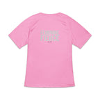 T-shirt de sport rose à manches courtes pour femme, vu de dos, avec une grande inscription vert d'eau "FEMININE & FIERCE" centrée à l'arrière, présenté sur fond blanc.